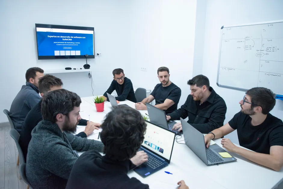 El equipo de Activalink trabajando junto en la oficina